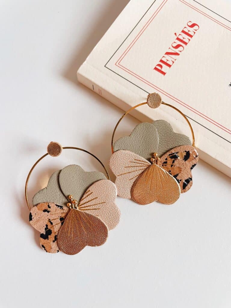 Boucles d’oreilles florales en cuir surcyclé aux couleurs automnales
