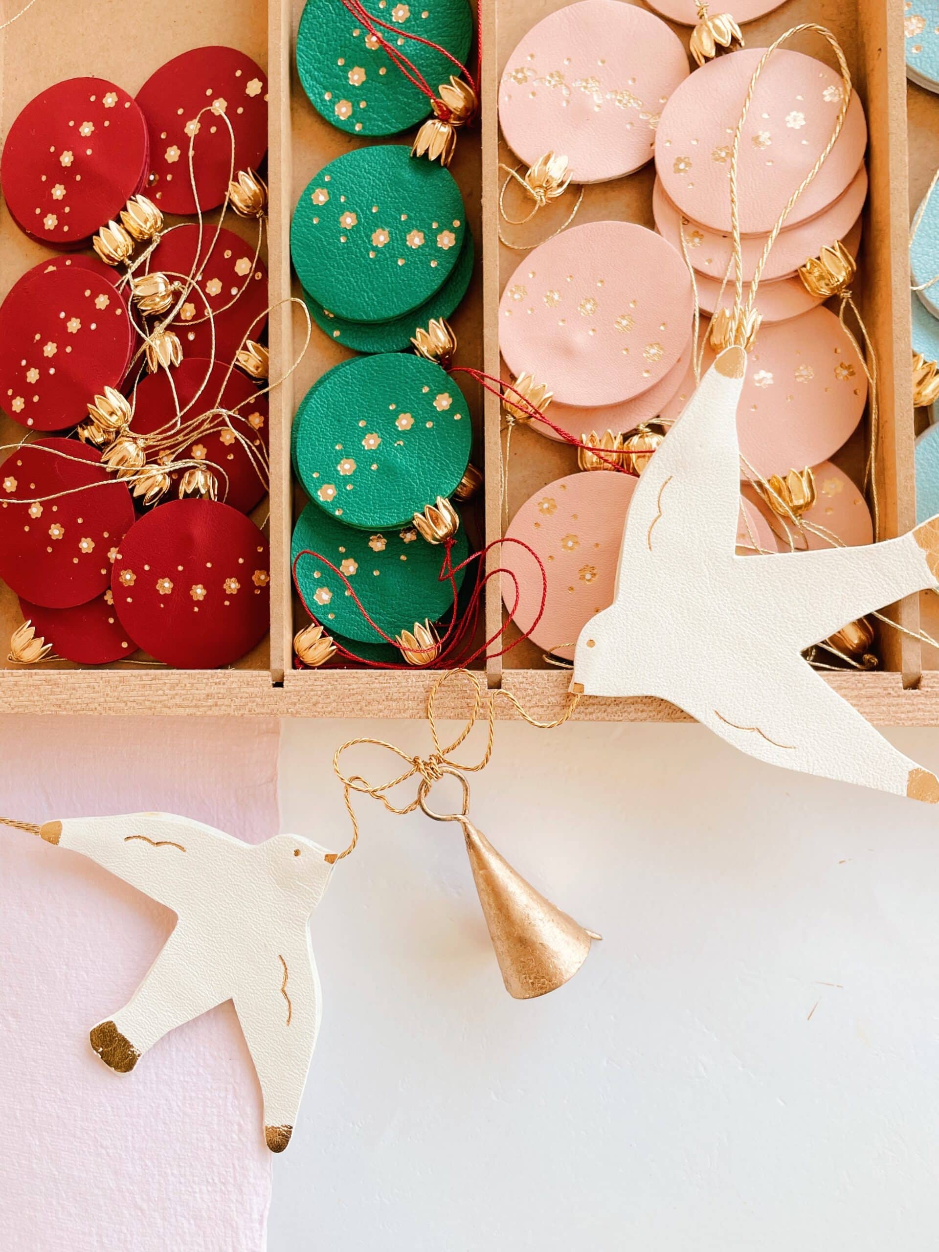Sapin Blanc Et or : Décorations Éblouissantes Pour Un Noël Raffiné