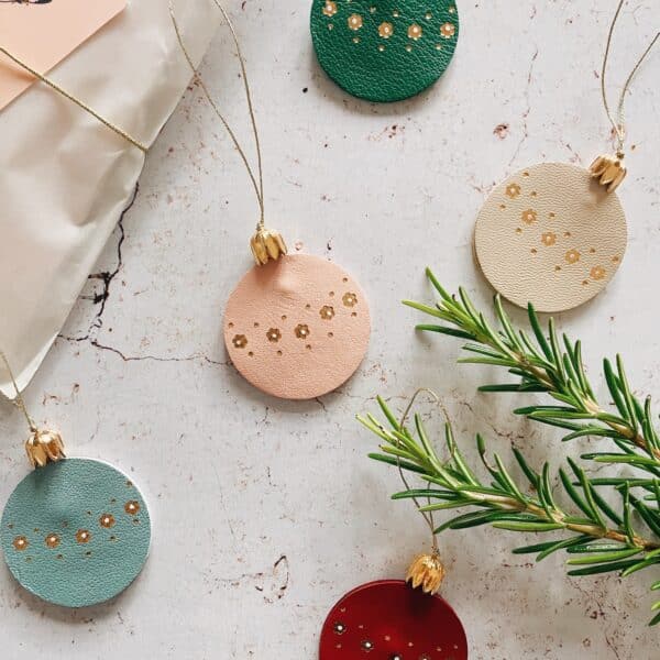 Boules de sapin de Noël pour les fêtes Décorations de Noël artisanale, fait main en cuir surcyclé avec dorure à chaud.