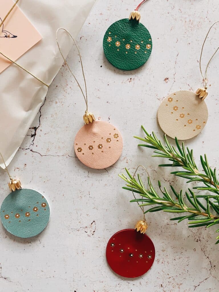 Boules de sapin de Noël pour les fêtes Décorations de Noël artisanale, fait main en cuir surcyclé avec dorure à chaud.