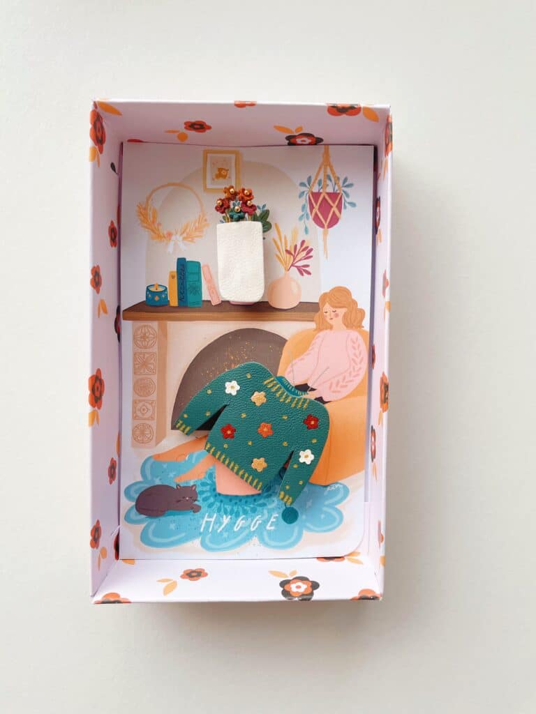Coffret de broches artisanales illustré en édition limitée avec motifs floraux et broches poétiques pull fleuri miniaiture et mini bouquet de fleurs