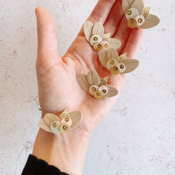 Broche en cuir avec feuilles et baies dorées, bijou inspiré des baies d’automne.