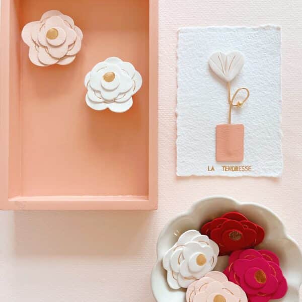 Broches roses en cuir surcyclé rose, rouge, blanc avec détails dorés à chaud, faites main