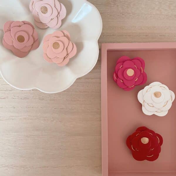 Broche Rosa, la rose, fleur en cuir surcyclé, fabrication artisanale française