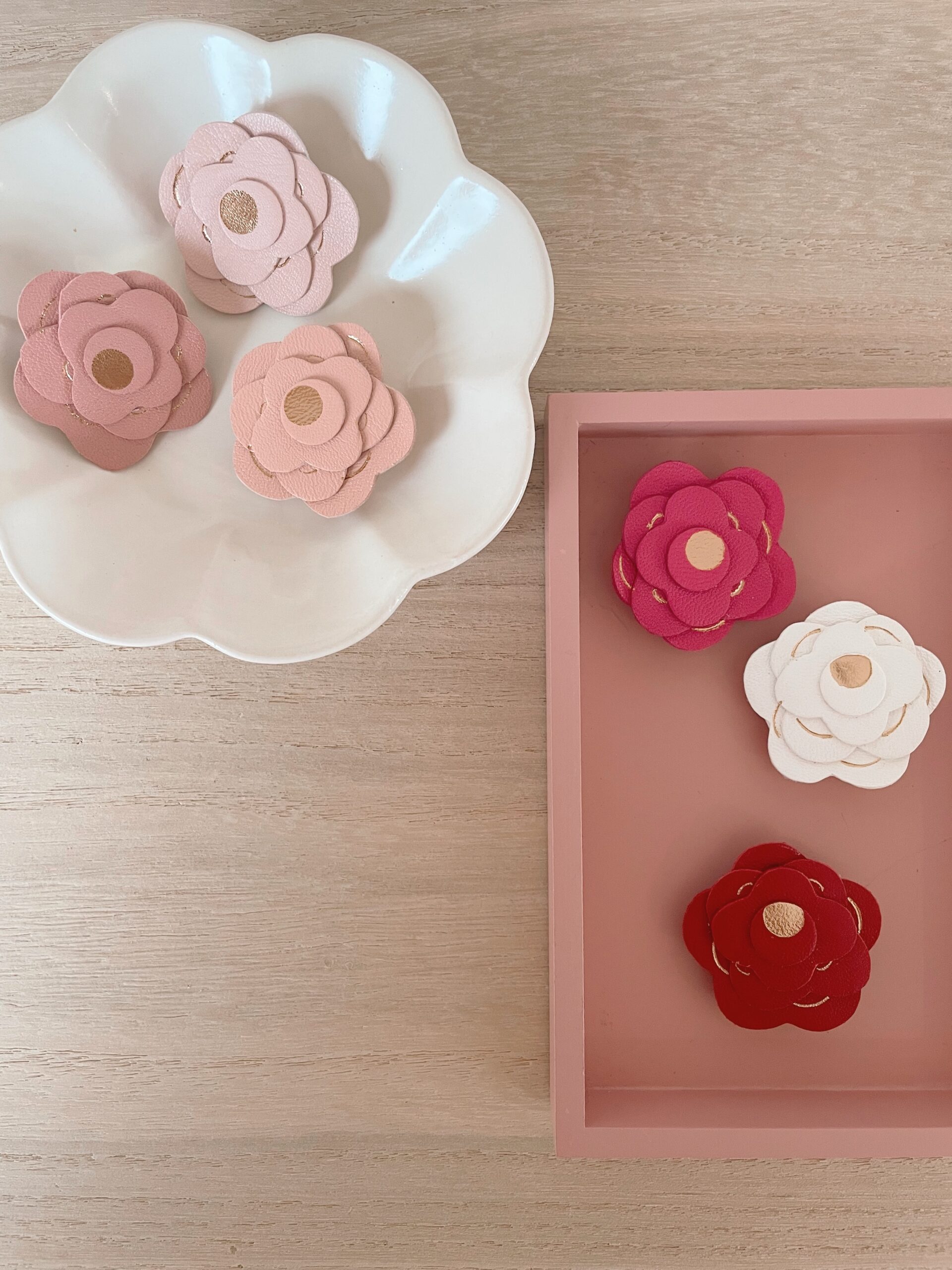 Broche Rosa, la rose, fleur en cuir surcyclé, fabrication artisanale française