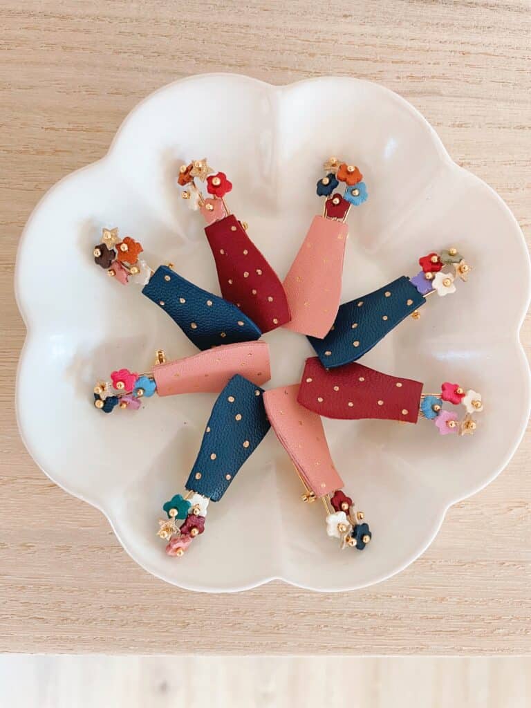 Broche bouquet de saison automne-hiver, vase bordeaux rose ancien ou bleu marine à pois dorés, fleurs multicolores et étoile dorée