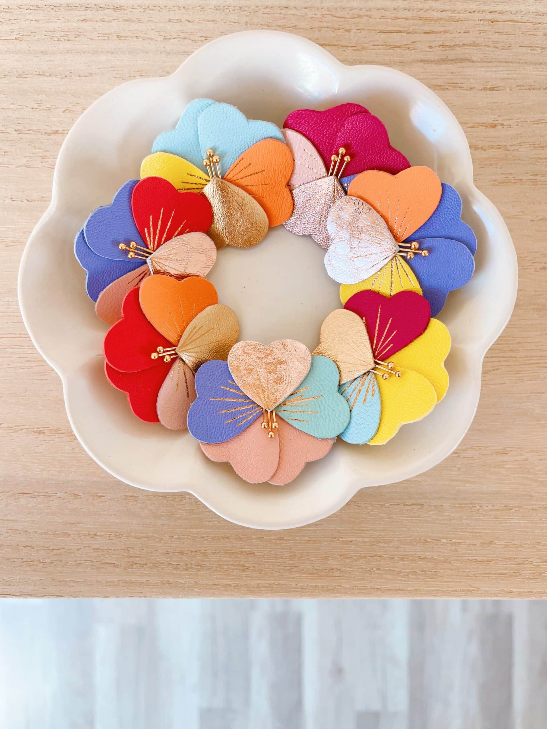 Broche pensée en cuir surcyclé, dorure à chaud, bijou floral artisanal inspiré du printemps.