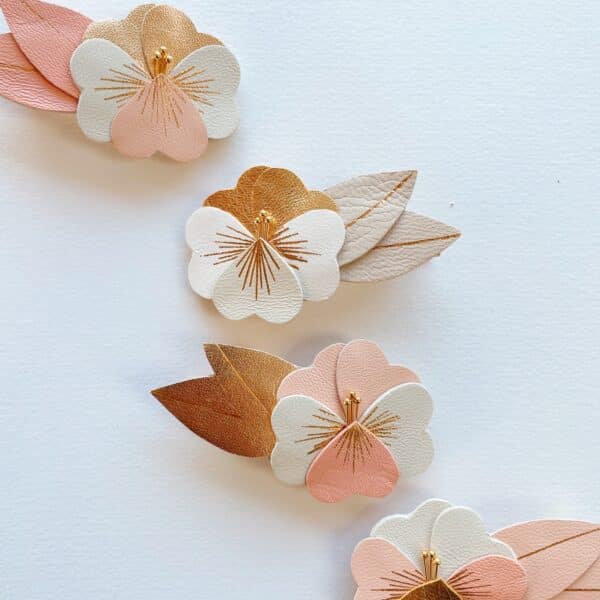 Fleur de pensée à pincer dans les cheveux, accessoire mariage et cérémonie en cuir upcyclé, fixé sur une pince dorée solide et élégante. Personnalisable
