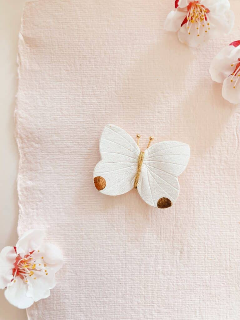 Broche papillon en cuir blanc upcyclé, avec dorure à chaud, bijou délicat à porter sur veste ou blouse.