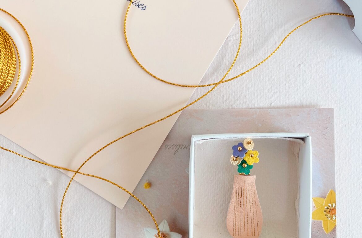 Idées cadeaux artisanaux faits main : broches fleurs, bijoux poétiques, accessoires cheveux, décorations délicates à offrir pour toutes les occasions. Pièces uniques d'artisanat d'art