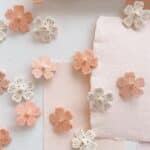 Broche fleur de cerisier en cuir fait main, avec dorure à chaud et perle dorée brodée