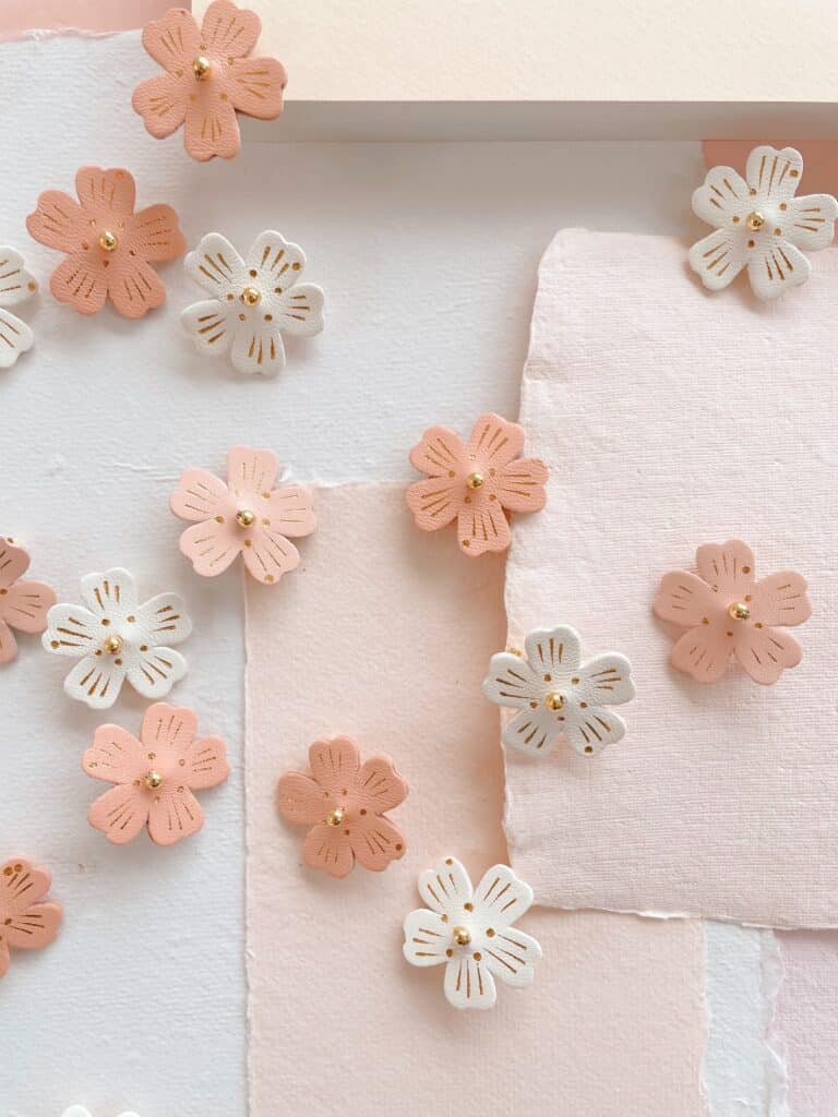 Broche fleur de cerisier en cuir fait main, avec dorure à chaud et perle dorée brodée