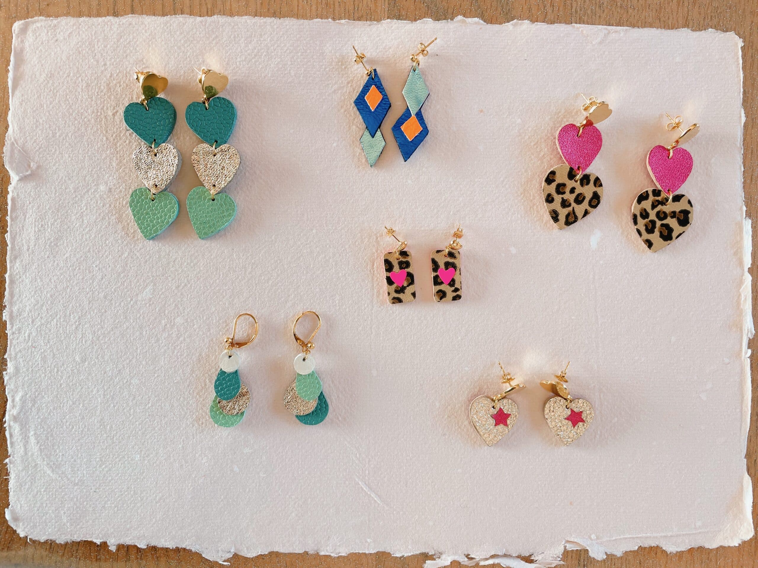 Réservez un atelier créatif collectif ou privatisé sur la Côte d'Opale dans l'atelier Du vent dans mes valises 10 Atelier créatif sur la Côte d'Opale entre Calais et Boulogne-sur-mer, à proximité de Wissant, Wimereux, Hardelot, Wimille, Condette, Audinghen, Tardinghen, Cap Gris Nez, Cap Blanc Nez, Marquise, Coquelles, Gravelines dans le Pas de Calais. Initiation au travail du cuir dans une démarche durable. Créez votre fleur éternelle, votre bijou poétique ou fleuri, votre décoration pour la maison dans une approche slow creation et upcycling avec un artisan d'art passionné.