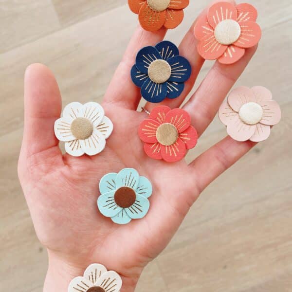 Broche fleur La Lison en cuir surcyclé ivoire avec nervures dorées à chaud à l’or fin
