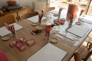 Atelier créatif privatisé – Bijoux et fleurs en cuir © Du vent dans mes valises Atelier créatif sur la Côte d'Opale entre Calais et Boulogne-sur-mer, à proximité de Wissant, Wimereux, Hardelot, Wimille, Condette, Audinghen, Tardinghen, Cap Gris Nez, Cap Blanc Nez, Marquise, Coquelles, Gravelines dans le Pas de Calais. Initiation au travail du cuir dans une démarche durable. Créez votre fleur éternelle, votre bijou poétique ou fleuri, votre décoration pour la maison dans une approche slow creation et upcycling avec un artisan d'art passionné.