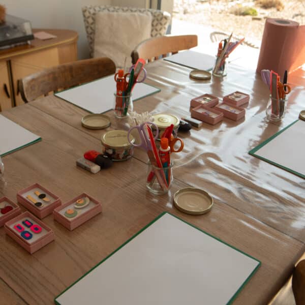 Atelier créatif sur la Côte d'Opale entre Calais et Boulogne-sur-mer, à proximité de Wissant, Wimereux, Hardelot, Wimille, Condette, Audinghen, Tardinghen, Cap Gris Nez, Cap Blanc Nez, Marquise, Coquelles, Gravelines dans le Pas de Calais. Initiation au travail du cuir dans une démarche durable. Créez votre fleur éternelle, votre bijou poétique ou fleuri, votre décoration pour la maison dans une approche slow creation et upcycling avec un artisan d'art passionné.