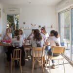 Atelier créatif sur la Côte d'Opale entre Calais et Boulogne-sur-mer, à proximité de Wissant, Wimereux, Hardelot, Wimille, Condette, Audinghen, Tardinghen, Cap Gris Nez, Cap Blanc Nez, Marquise, Coquelles, Gravelines dans le Pas de Calais. Initiation au travail du cuir dans une démarche durable. Créez votre fleur éternelle, votre bijou poétique ou fleuri, votre décoration pour la maison dans une approche slow creation et upcycling avec un artisan d'art passionné.