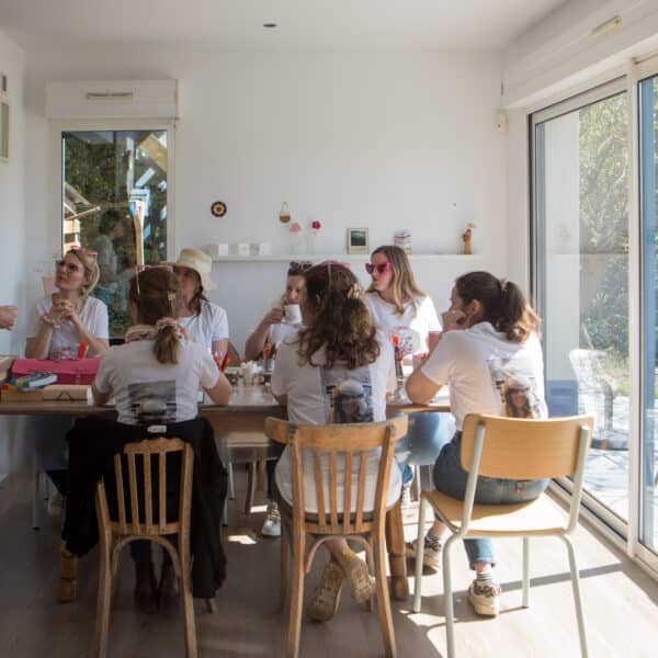 Atelier créatif sur la Côte d'Opale entre Calais et Boulogne-sur-mer, à proximité de Wissant, Wimereux, Hardelot, Wimille, Condette, Audinghen, Tardinghen, Cap Gris Nez, Cap Blanc Nez, Marquise, Coquelles, Gravelines dans le Pas de Calais. Initiation au travail du cuir dans une démarche durable. Créez votre fleur éternelle, votre bijou poétique ou fleuri, votre décoration pour la maison dans une approche slow creation et upcycling avec un artisan d'art passionné.