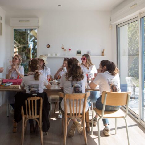 Réservez un atelier créatif collectif ou privatisé sur la Côte d'Opale dans l'atelier Du vent dans mes valises 10 Atelier créatif sur la Côte d'Opale entre Calais et Boulogne-sur-mer, à proximité de Wissant, Wimereux, Hardelot, Wimille, Condette, Audinghen, Tardinghen, Cap Gris Nez, Cap Blanc Nez, Marquise, Coquelles, Gravelines dans le Pas de Calais. Initiation au travail du cuir dans une démarche durable. Créez votre fleur éternelle, votre bijou poétique ou fleuri, votre décoration pour la maison dans une approche slow creation et upcycling avec un artisan d'art passionné.