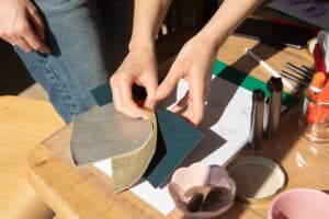 Réservez un atelier créatif collectif ou privatisé sur la Côte d'Opale dans l'atelier Du vent dans mes valises 5 Atelier créatif sur la Côte d'Opale entre Calais et Boulogne-sur-mer, à proximité de Wissant, Wimereux, Hardelot, Wimille, Condette, Audinghen, Tardinghen, Cap Gris Nez, Cap Blanc Nez, Marquise, Coquelles, Gravelines dans le Pas de Calais. Initiation au travail du cuir dans une démarche durable. Créez votre fleur éternelle, votre bijou poétique ou fleuri, votre décoration pour la maison dans une approche slow creation et upcycling avec un artisan d'art passionné.