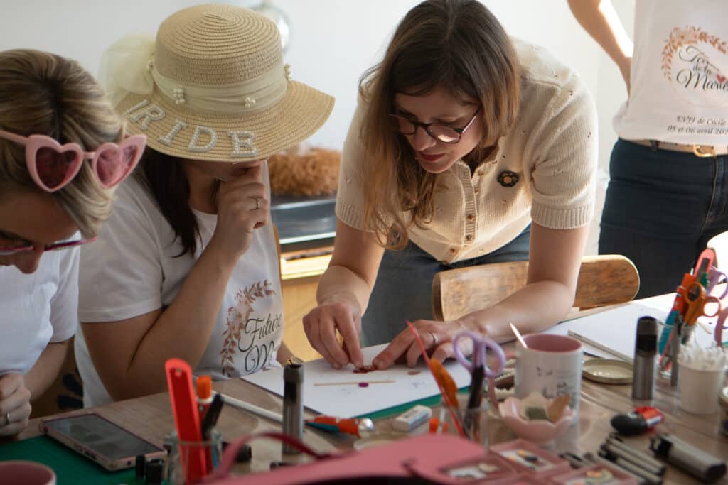 Réservez un atelier créatif collectif ou privatisé sur la Côte d'Opale dans l'atelier Du vent dans mes valises 1 Atelier créatif sur la Côte d'Opale entre Calais et Boulogne-sur-mer, à proximité de Wissant, Wimereux, Hardelot, Wimille, Condette, Audinghen, Tardinghen, Cap Gris Nez, Cap Blanc Nez, Marquise, Coquelles, Gravelines dans le Pas de Calais. Initiation au travail du cuir dans une démarche durable. Créez votre fleur éternelle, votre bijou poétique ou fleuri, votre décoration pour la maison dans une approche slow creation et upcycling avec un artisan d'art passionné.