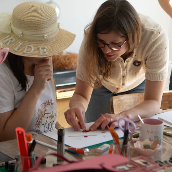 Atelier créatif sur la Côte d'Opale entre Calais et Boulogne-sur-mer, à proximité de Wissant, Wimereux, Hardelot, Wimille, Condette, Audinghen, Tardinghen, Cap Gris Nez, Cap Blanc Nez, Marquise, Coquelles, Gravelines dans le Pas de Calais. Initiation au travail du cuir dans une démarche durable. Créez votre fleur éternelle, votre bijou poétique ou fleuri, votre décoration pour la maison dans une approche slow creation et upcycling avec un artisan d'art passionné.