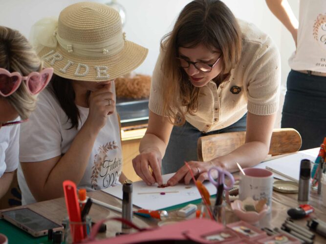 Atelier créatif sur la Côte d'Opale entre Calais et Boulogne-sur-mer, à proximité de Wissant, Wimereux, Hardelot, Wimille, Condette, Audinghen, Tardinghen, Cap Gris Nez, Cap Blanc Nez, Marquise, Coquelles, Gravelines dans le Pas de Calais. Initiation au travail du cuir dans une démarche durable. Créez votre fleur éternelle, votre bijou poétique ou fleuri, votre décoration pour la maison dans une approche slow creation et upcycling avec un artisan d'art passionné.