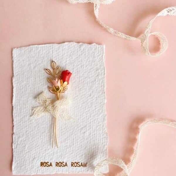 Bouquet de roses miniatures sur carte artisanale “Rosa Rosa Rosam”