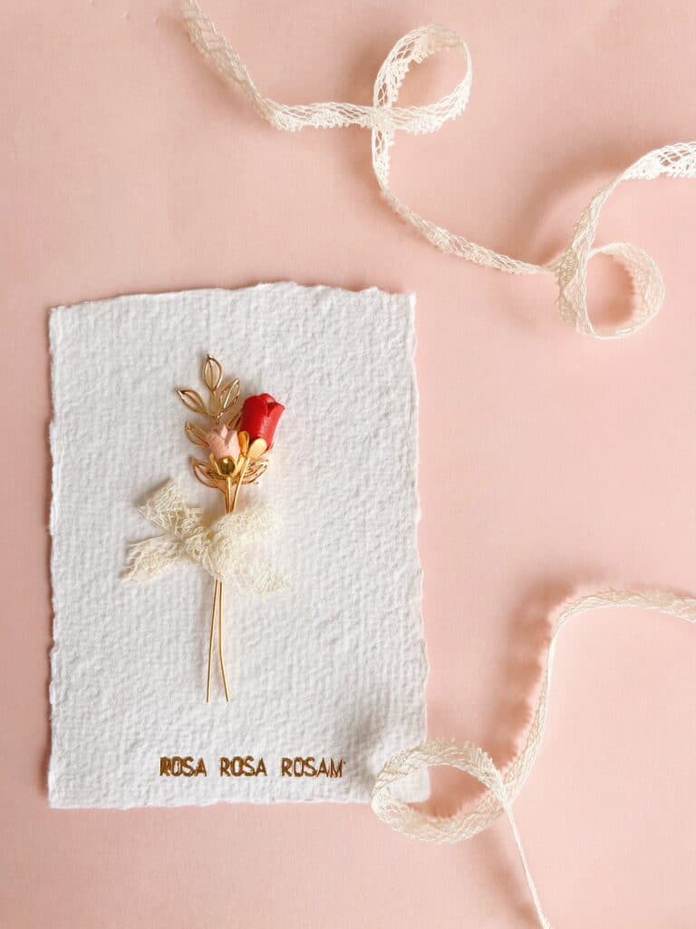 Bouquet de roses miniatures sur carte artisanale “Rosa Rosa Rosam”