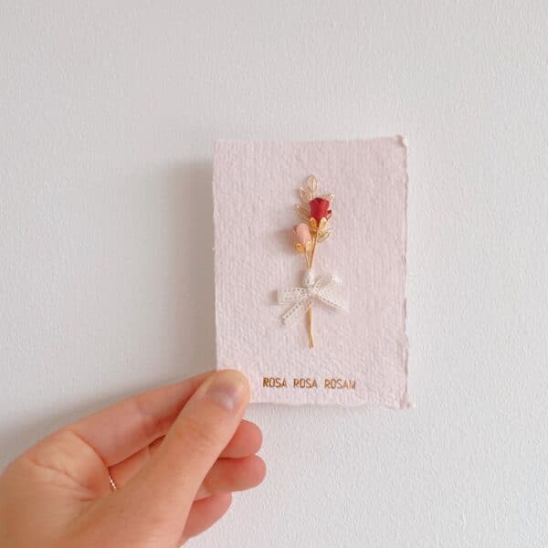 Bouquet de roses miniatures sur carte artisanale “Rosa Rosa Rosam”