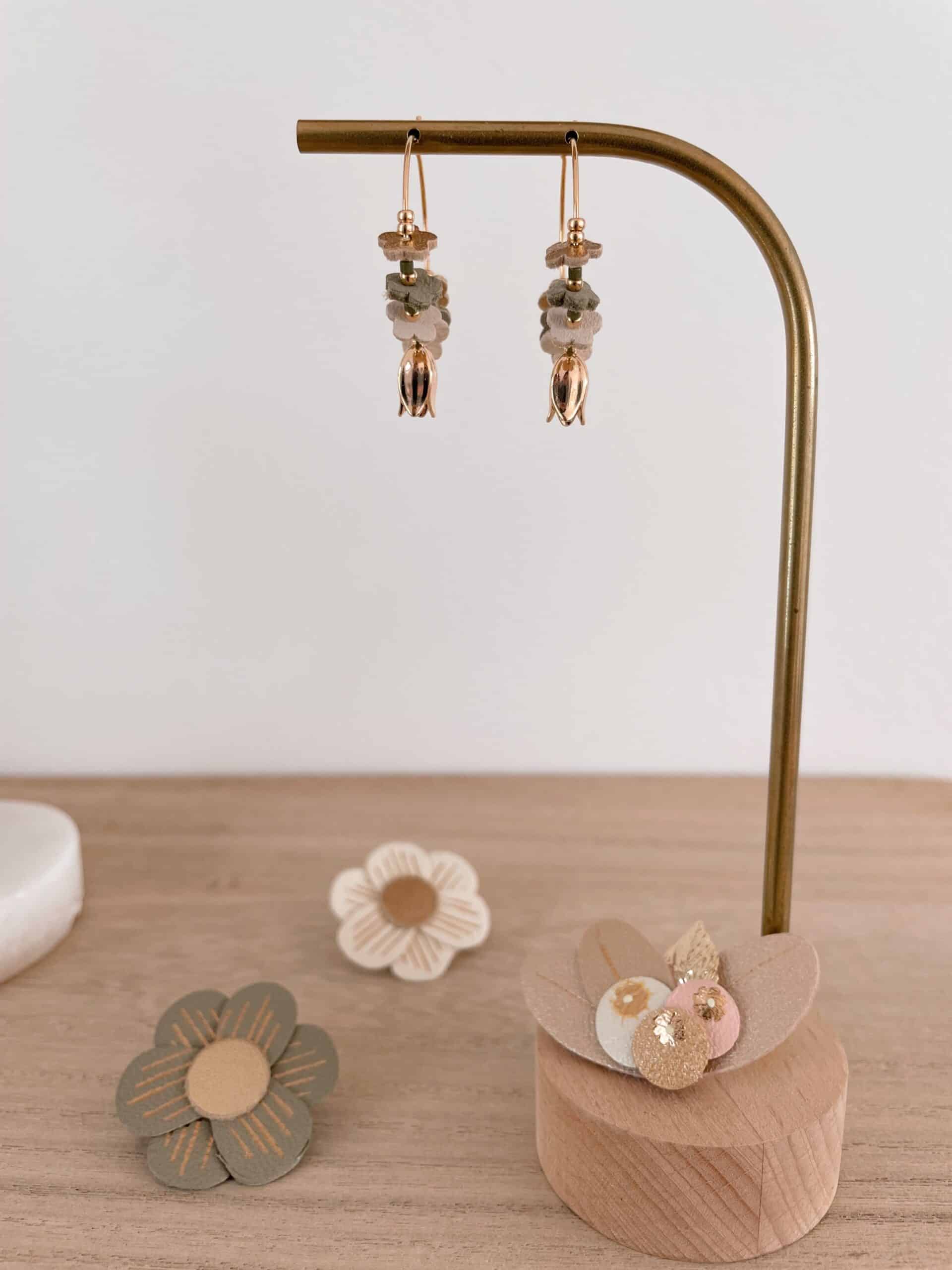 Boucles d'oreilles petite créole en laiton plaqué or façon couronnes de fleurs dans des tons de saison vert olive, beige lin, doré avec une pampille en laiton doré