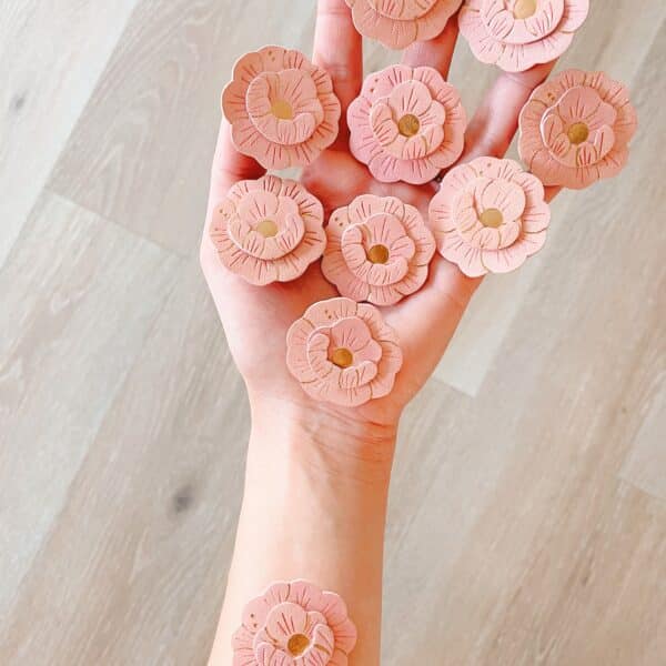 Broche Pivoine artisanale en cuir surcyclé rose, nervures dorées à chaud à l’or fin