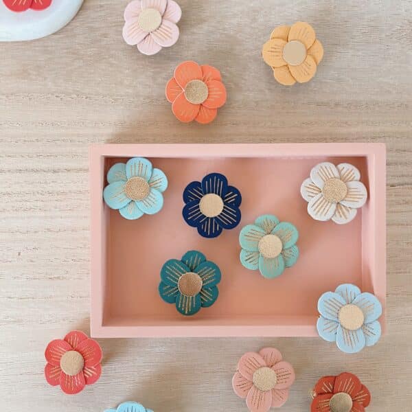 Broche fleur La Lison en cuir surcyclé ivoire avec nervures dorées à chaud à l’or fin