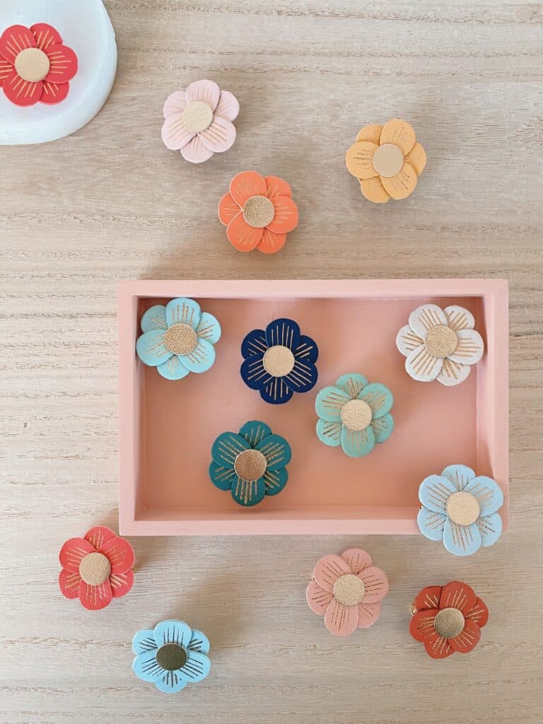 Broche fleur La Lison en cuir surcyclé ivoire avec nervures dorées à chaud à l’or fin