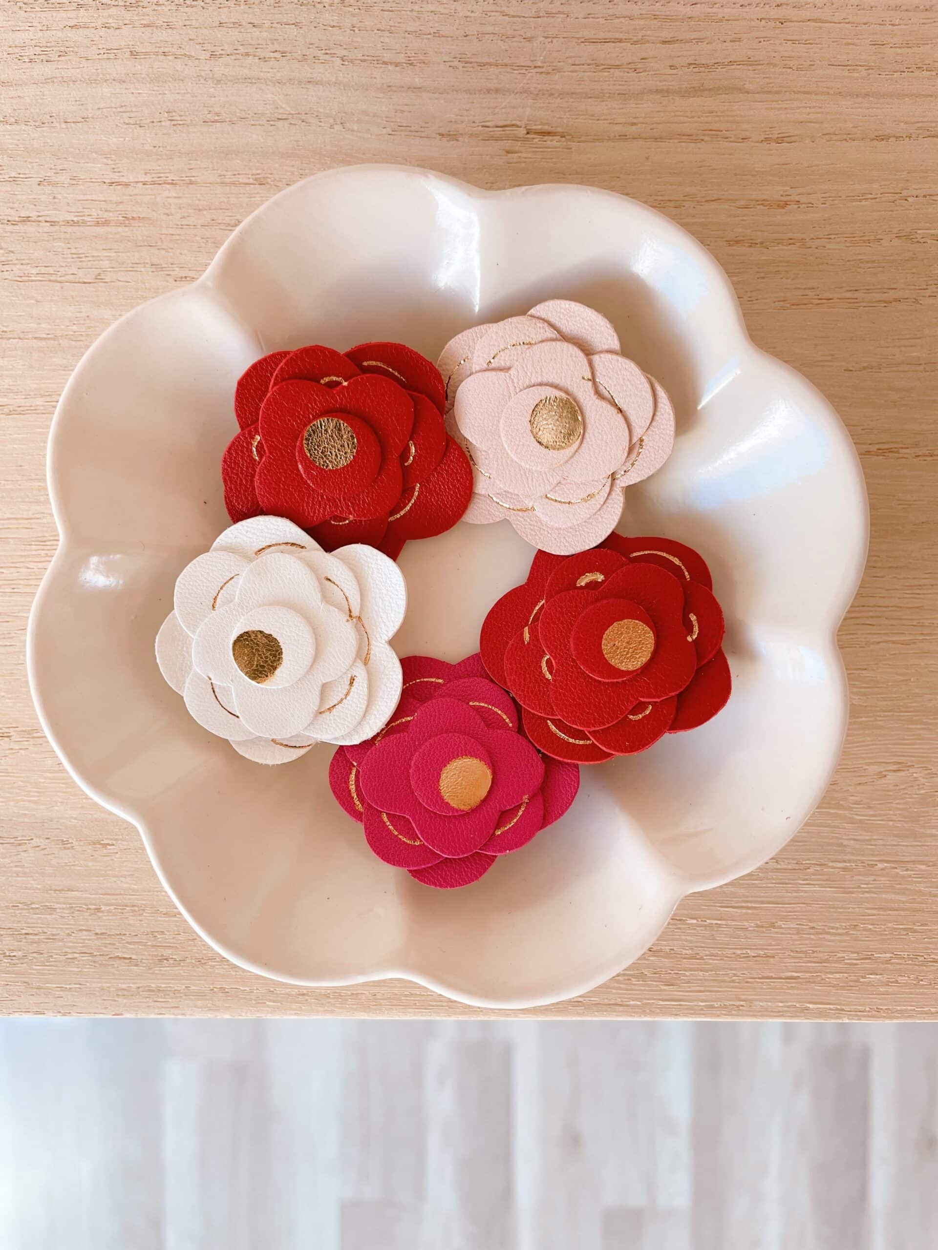 Broches roses en cuir surcyclé rose, rouge, blanc avec détails dorés à chaud, faites main