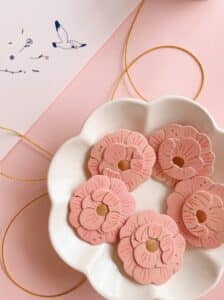 Broches pivoine en cuir surcyclé rose avec détails dorés à chaud, faites main