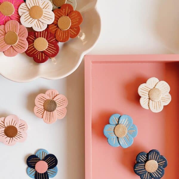 broche fleur stylisée en cuir doré à chaud, modèle La Lison
