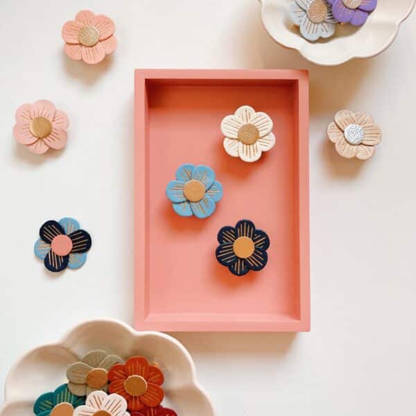 broche fleur stylisée en cuir doré à chaud, modèle La Lison