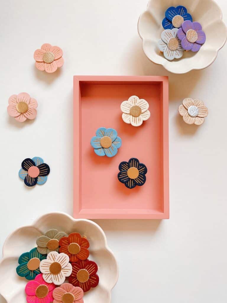 broche fleur stylisée en cuir doré à chaud, modèle La Lison