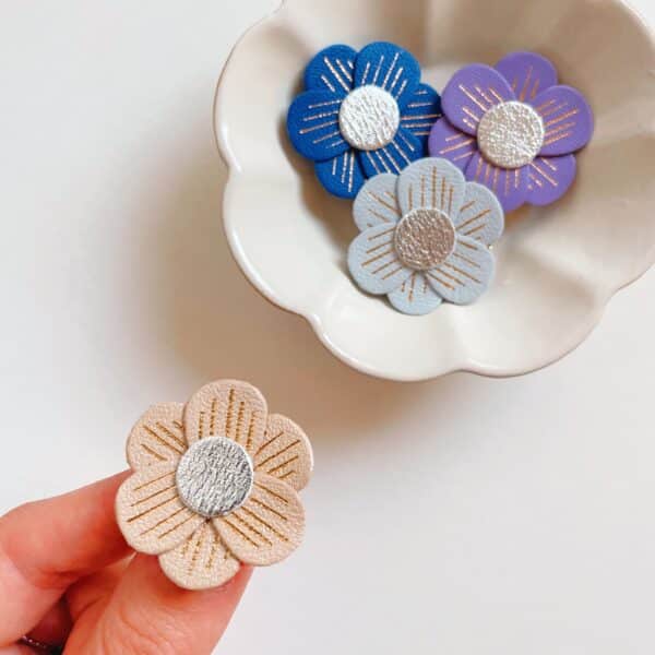 broche fleur stylisée en cuir doré à chaud, modèle La Lison