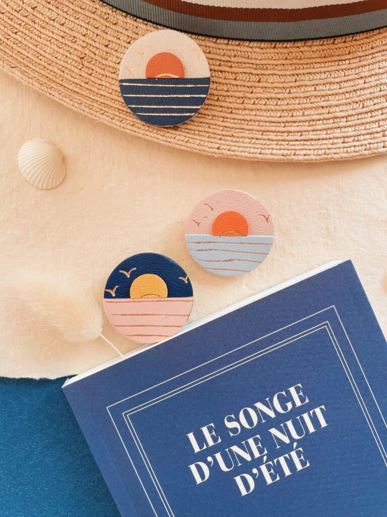 Broche en cuir représentant un coucher de soleil stylisé sur fond marin