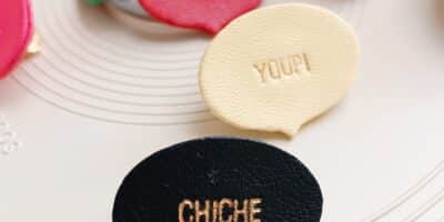 Pin’s mots désuets dorure à chaud sur cuir upcyclé