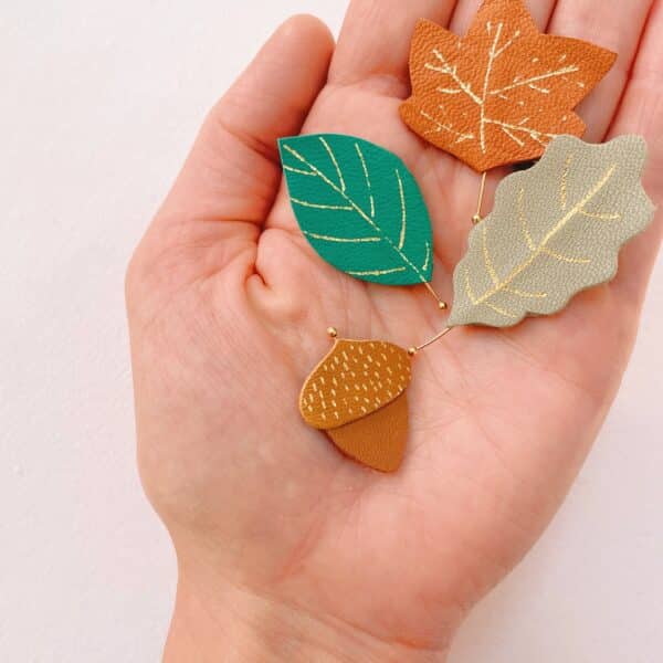 Broches artisanales en cuir en forme de feuilles d'automne, création lors d’un atelier créatif avec Du vent dans mes valises