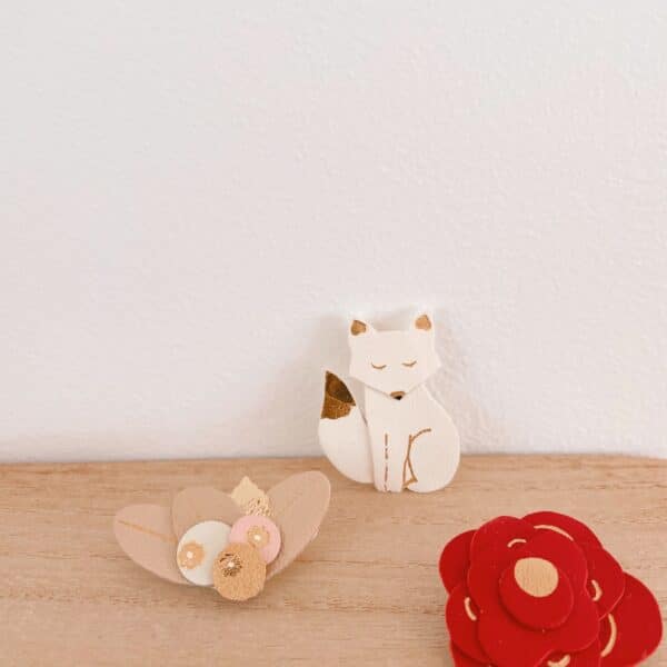 Broches renard, rose rouge et douce nuit étoilée présentées ensemble