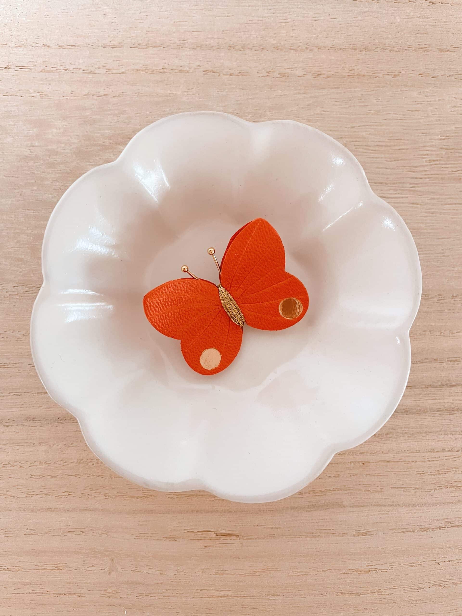 Broche Papillon orange zeste © Du vent dans mes valises Broche papillon orange en cuir surcyclé, détails dorés, pièce unique fait main