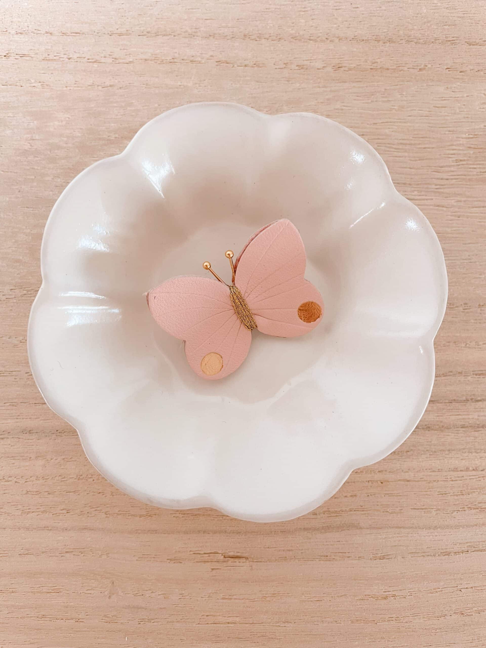 Broche Papillon rose poudré © Du vent dans mes valises Broche papillon rose pâle en cuir surcyclé, détails dorés, pièce unique fait main