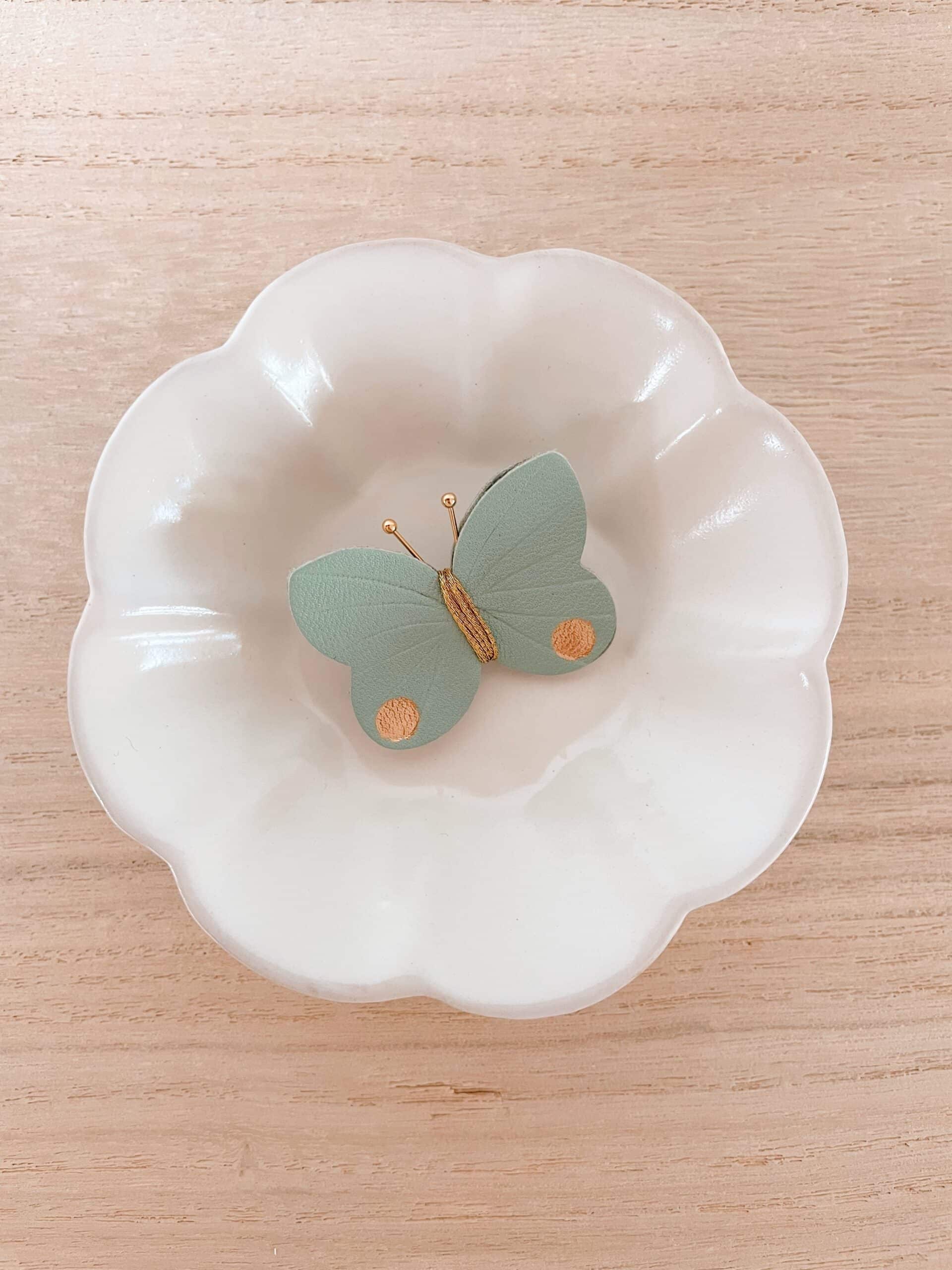 Broche Papillon vert amande © Du vent dans mes valises Broche papillon vert amande en cuir surcyclé, détails dorés, pièce unique fait main