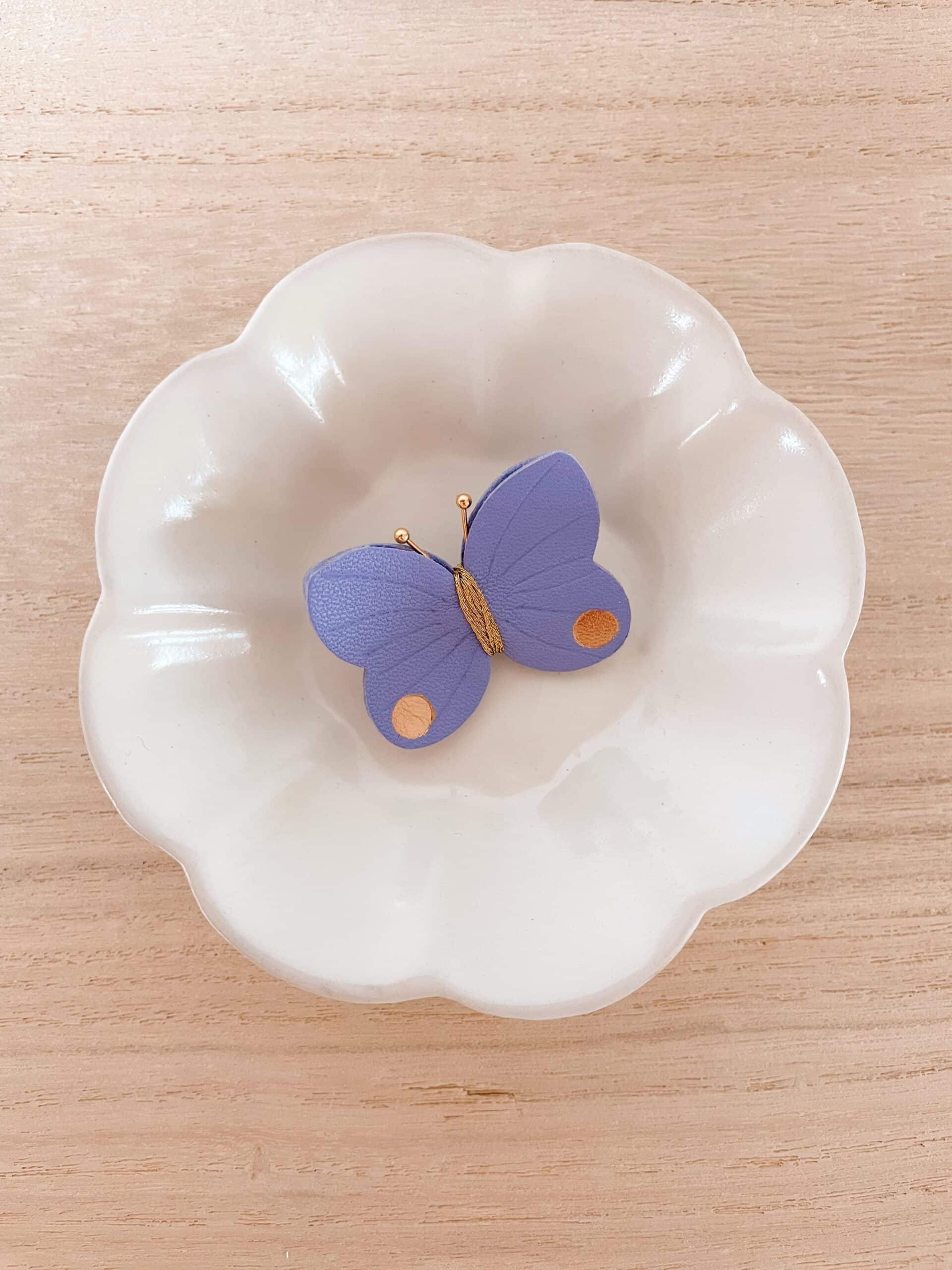Broche Papillon mauve lilas © Du vent dans mes valises Broche papillon mauve lilas en cuir surcyclé, détails dorés, pièce unique fait main