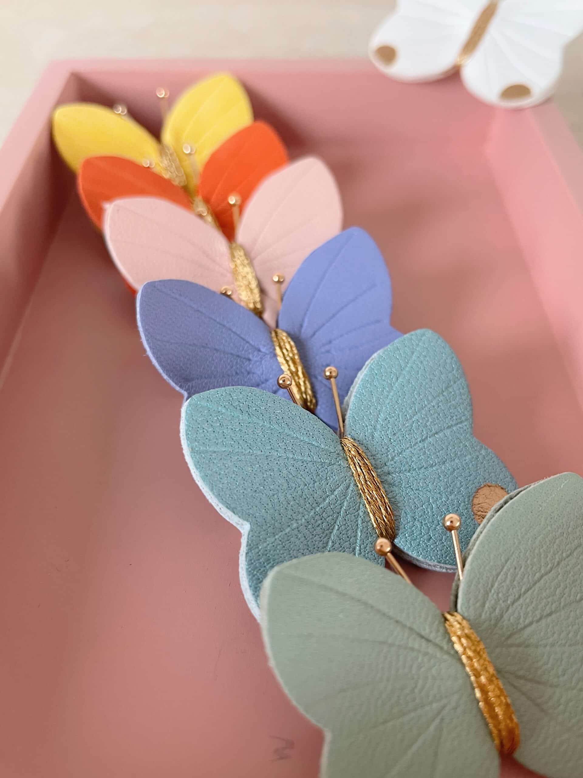 Broche Papillon — coloris collection© Du vent dans mes valises 2 Broches papillon colorées fait main, blanc rose poudré jaune orange vert amande bleu ciel irisé lilas