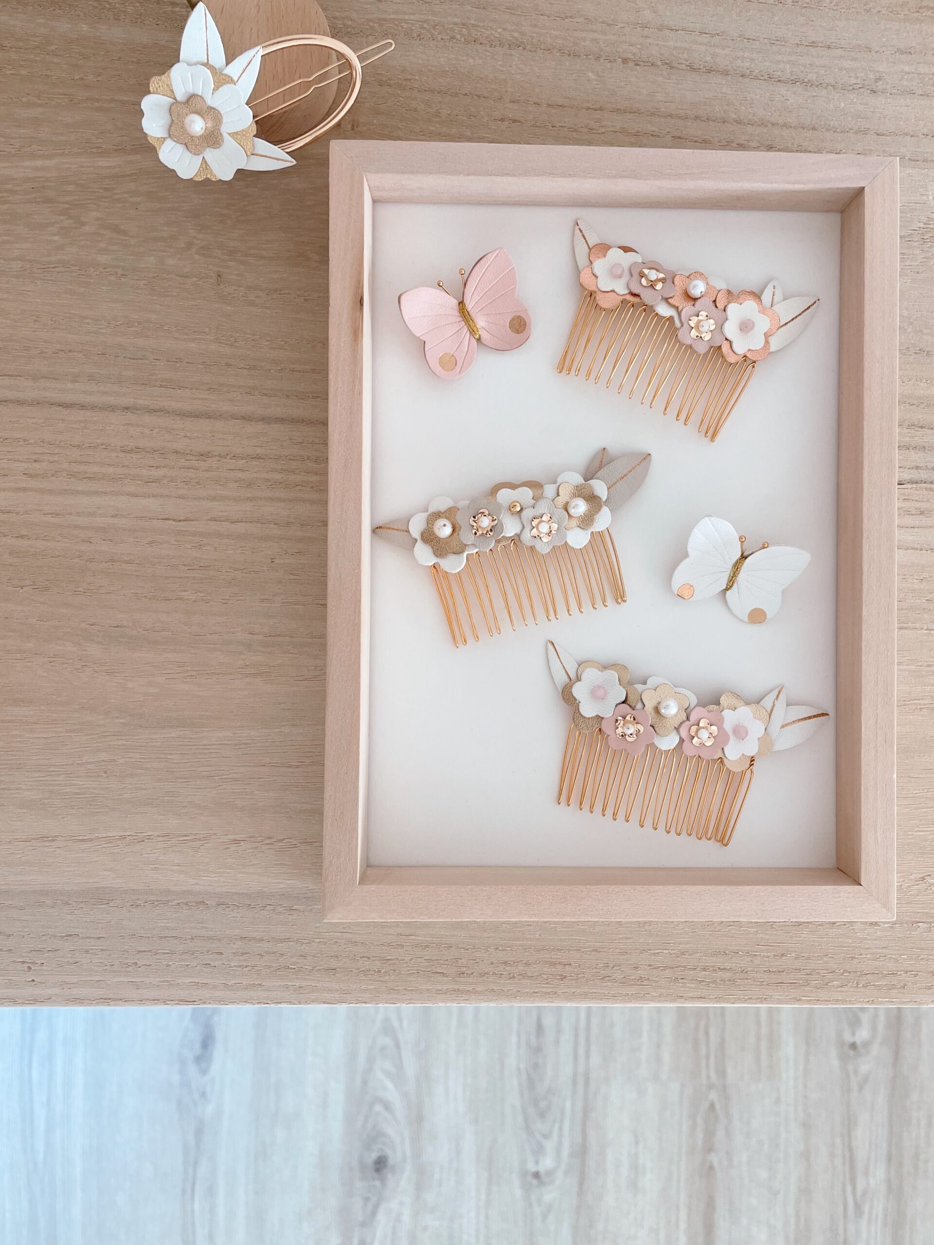 Accessoires Mariage & Cérémonie © Du vent dans mes valises Collection mariage et cérémonie : accessoires cheveux, boucles d’oreilles et bijoux faits main